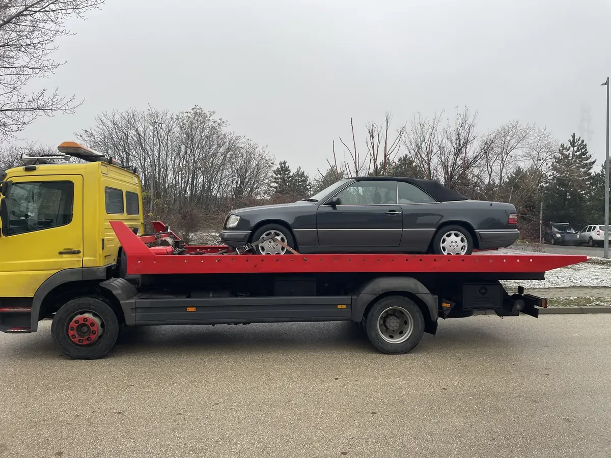 Fekete Mercedes kupé Nándi trélerén, Diósdon