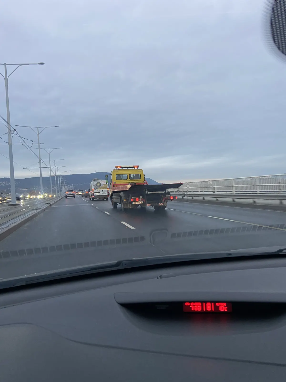 Nándi trélere úton, egy mögötte haladó autóból fotózva