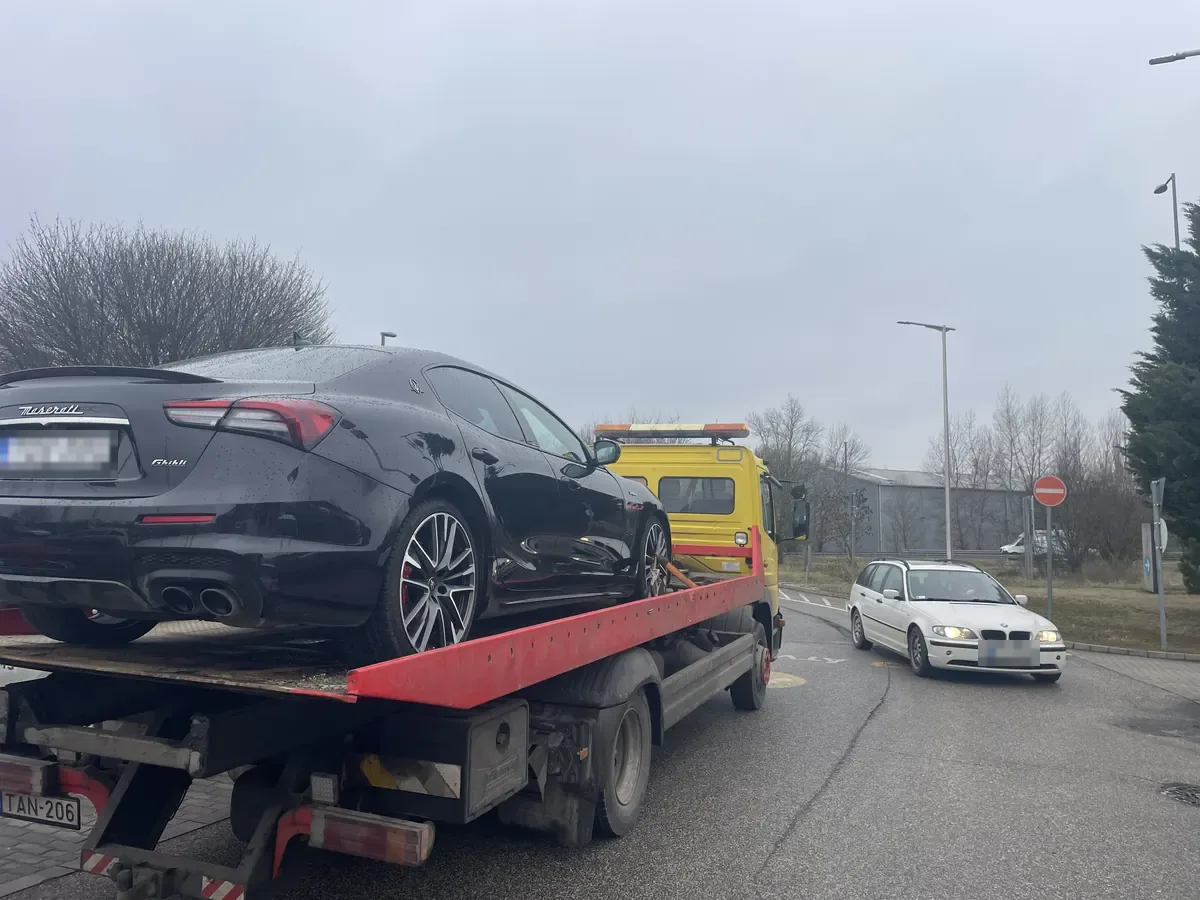 Fekete Maserati Nándi trélerén