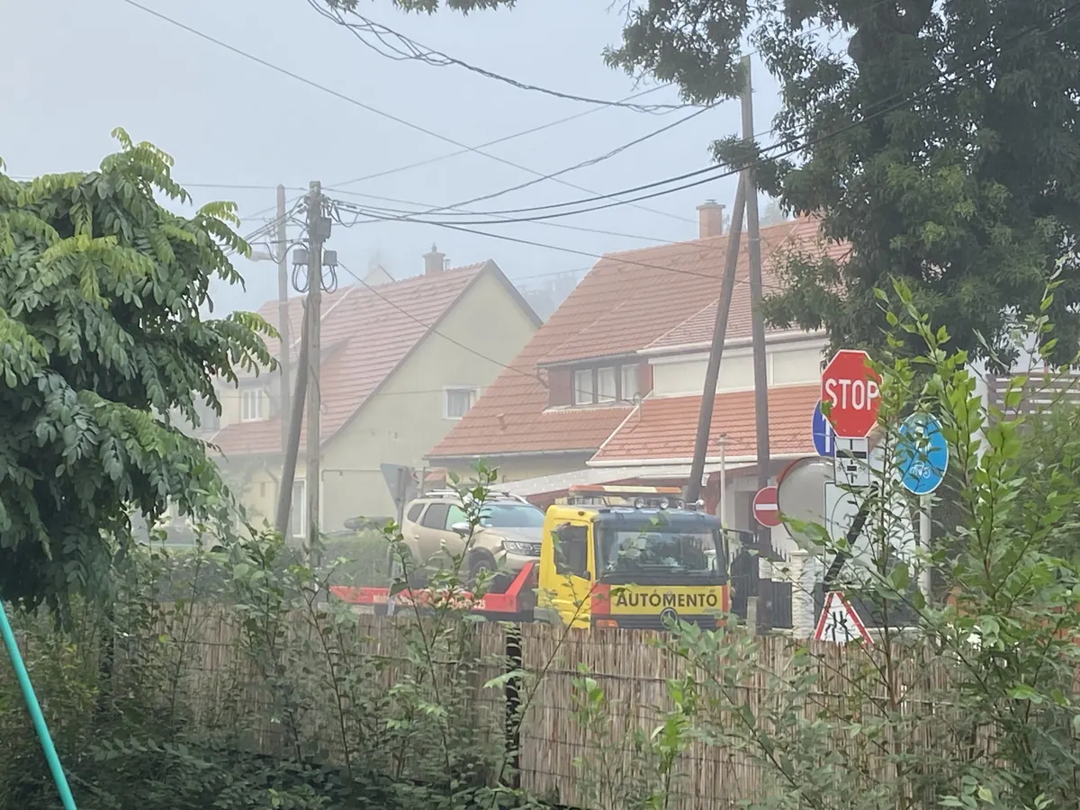 Baleset után összetört autó elszállítása trélerrel, ködös időben Baleset után összetört autó elszállítása trélerrel, ködös időben