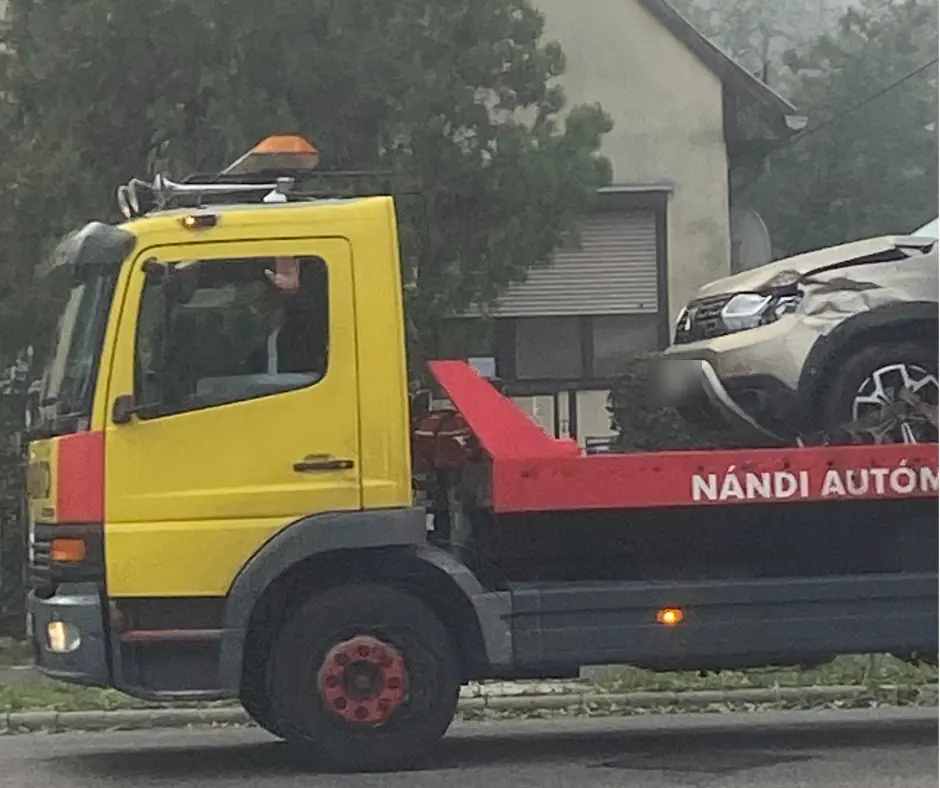 Baleset után összetört autó elszállítása