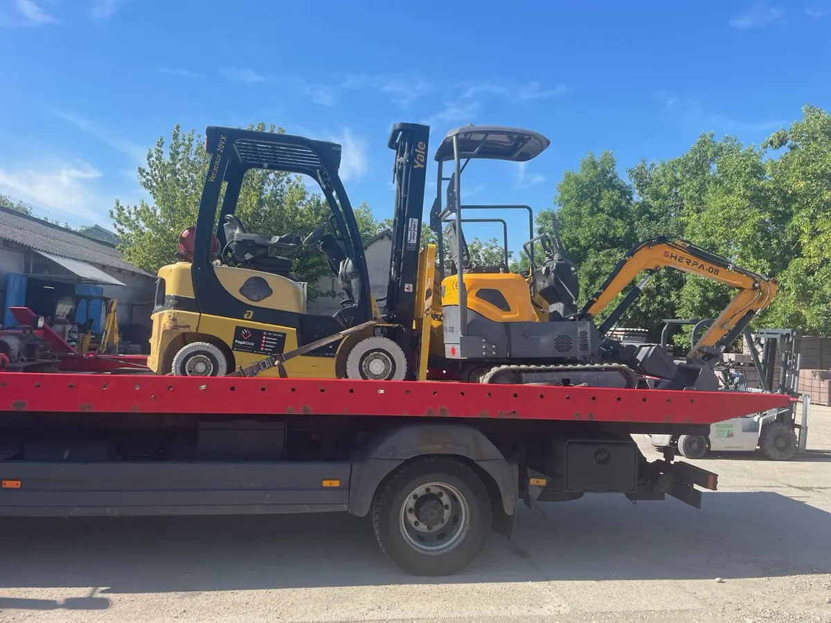 Targonca, minikotró és rakodó egy fuvarban Nándi trélerén Targonca, minikotró és rakodó egy fuvarban Nándi trélerén