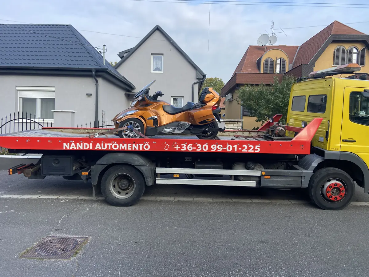 Háromkerekű motor szállítása trélerrel