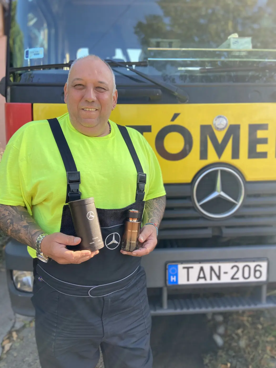 Nándi, az autómentős a sárga trélere előtt Nándi, az autómentős a sárga trélere előtt