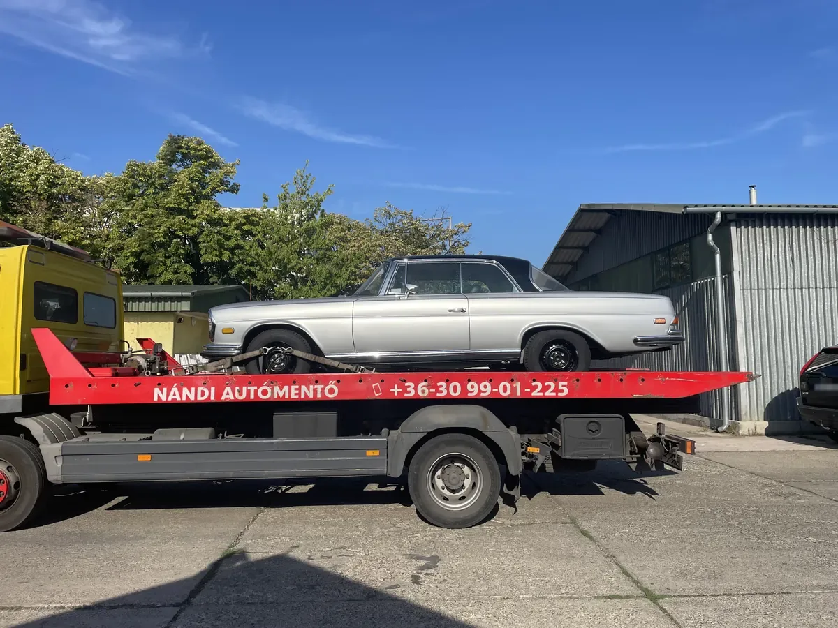 Ezüst klasszikus Mercedes Nándi trélerén