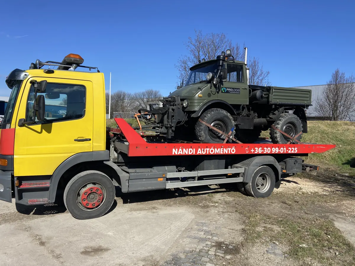 Katonazöld Unimog Nándi trélerén