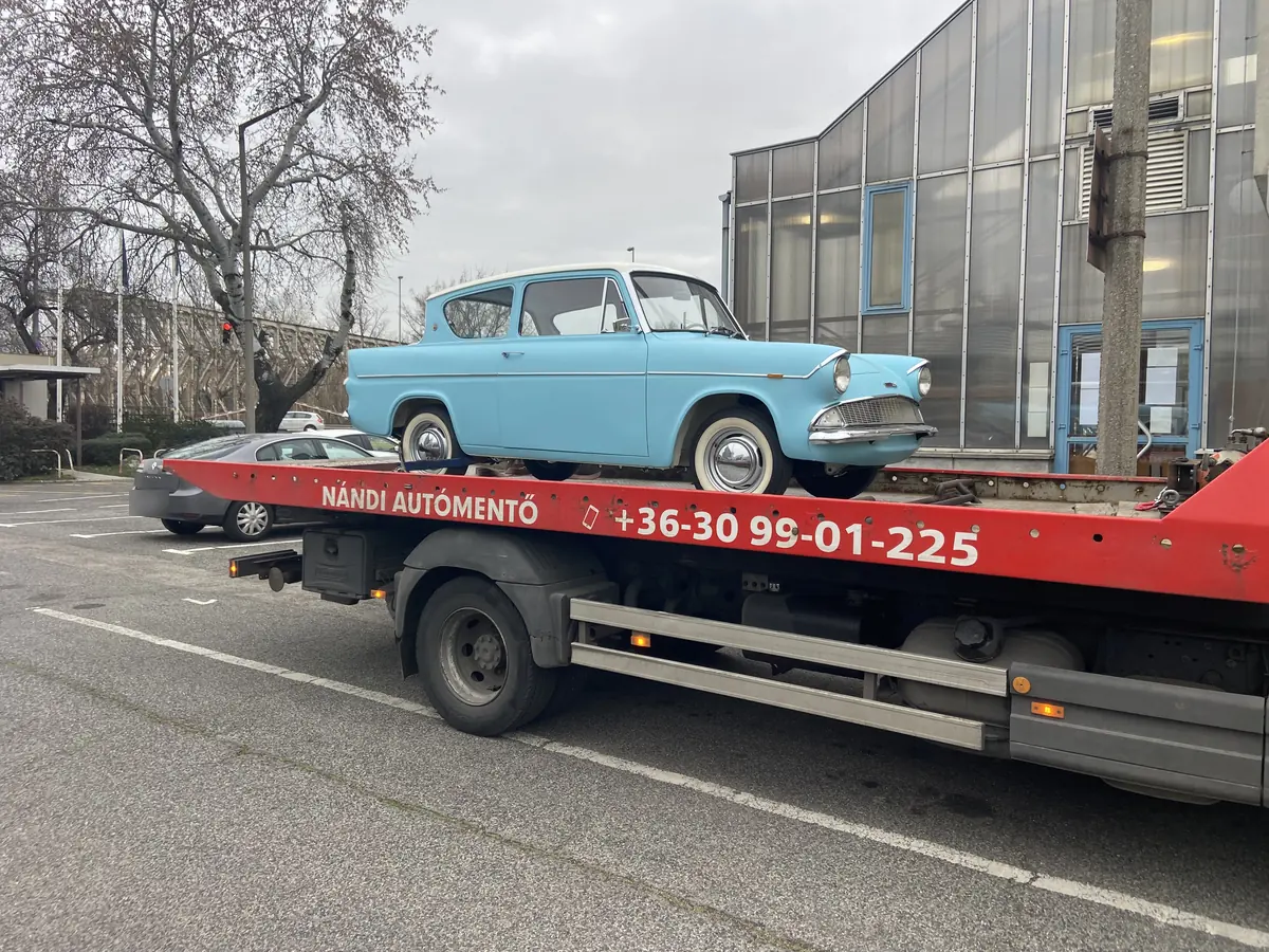 Világoskék, fehér tetős Ford Anglia 105E Nándi trélerén