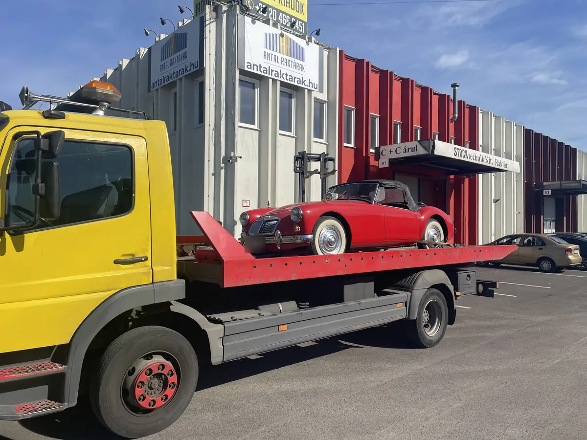 Piros MGA roadster Nándi trélerén