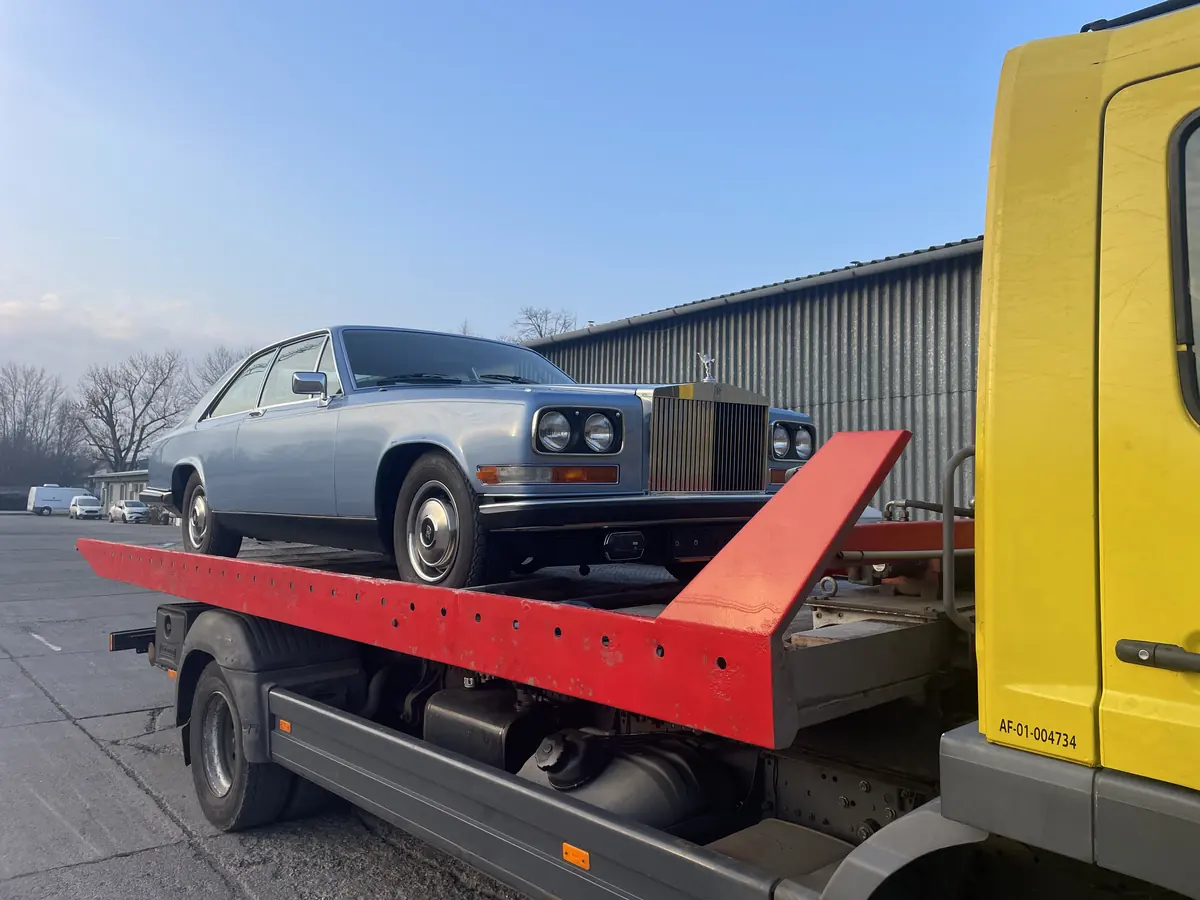 Ezüstkék Rolls-Royce Camargue Nándi trélerén