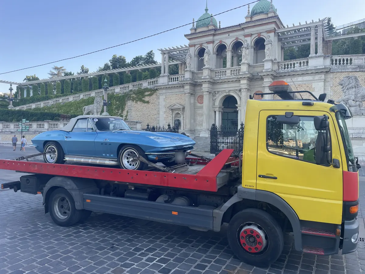 Kék Corvette Sting Ray kabrió Nándi trélerén a budai Várkert Bazár előtt