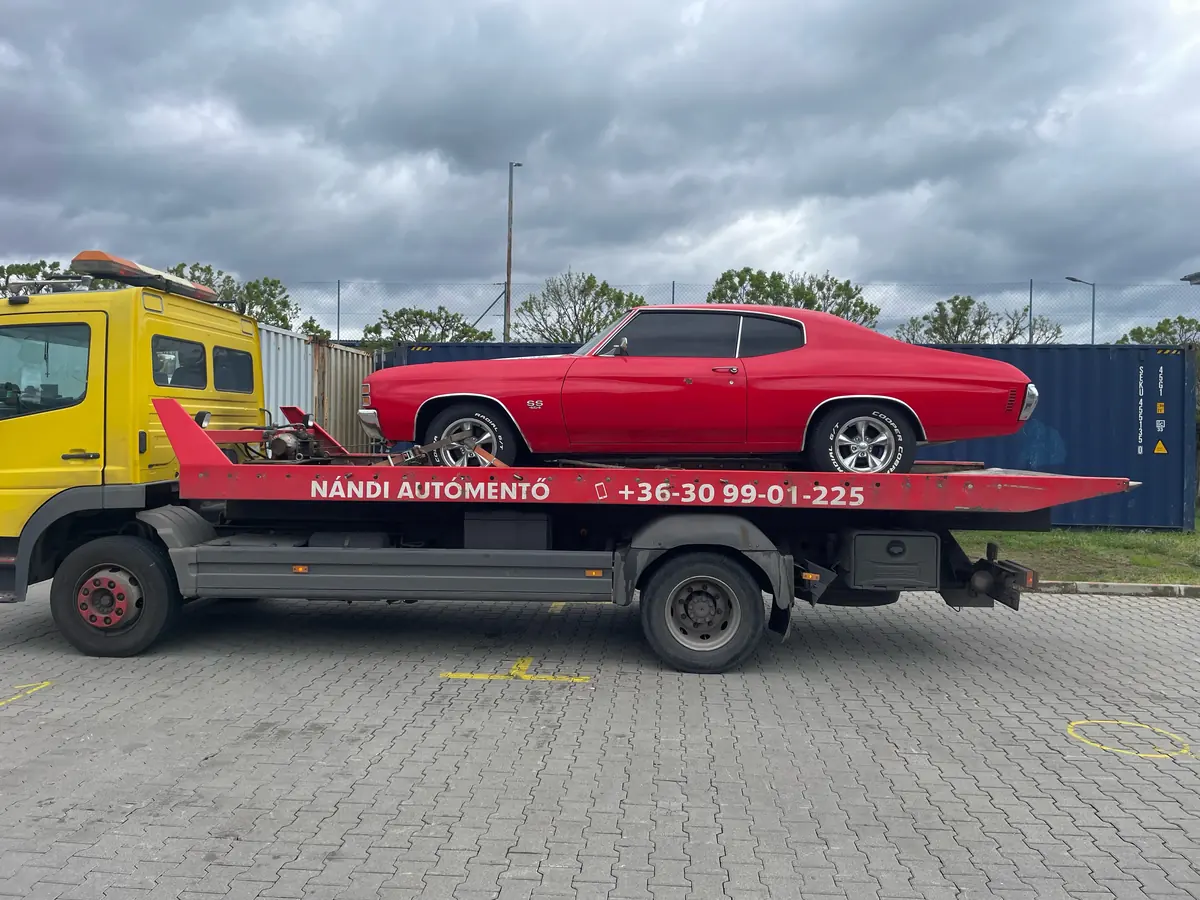 Klasszikus Chevrolet Chevelle szállítása trélerrel