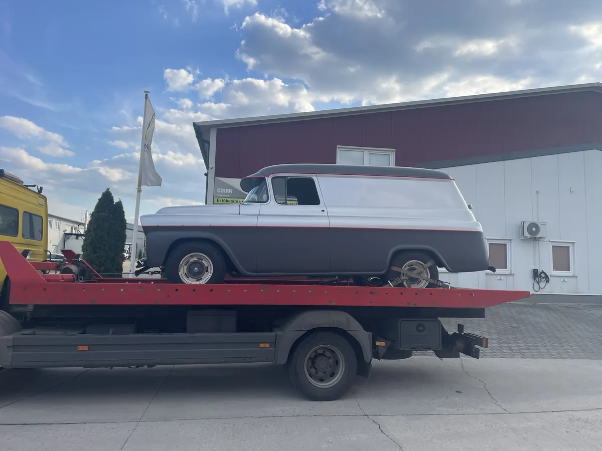 1959-es Chevy Apache Panel Nándi trélerén