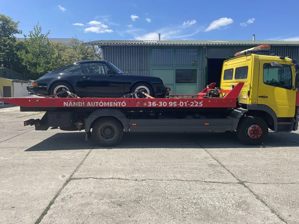 Fekete Porsche 911 Nándi trélerén Fekete Porsche 911 Nándi trélerén