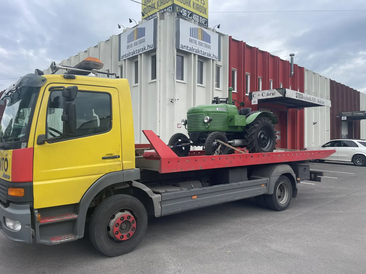 Zöld retró traktor Nándi trélerén