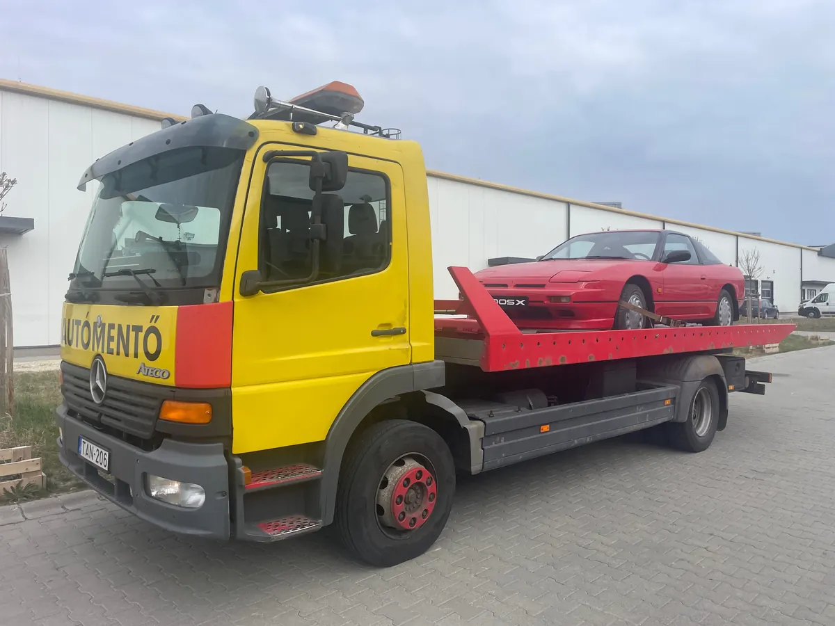 Piros Nissan 200SX Nándi trélerén